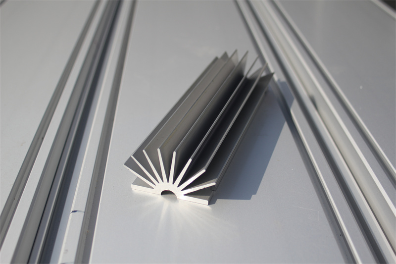 羞羞视频黄色网站高密铲齿太阳花散热器