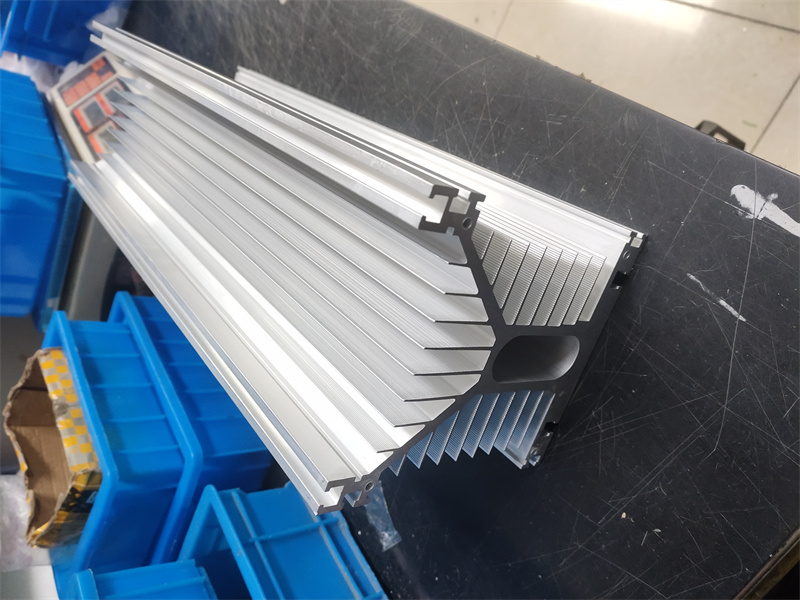 大尺寸羞羞视频黄色网站散热器深加工